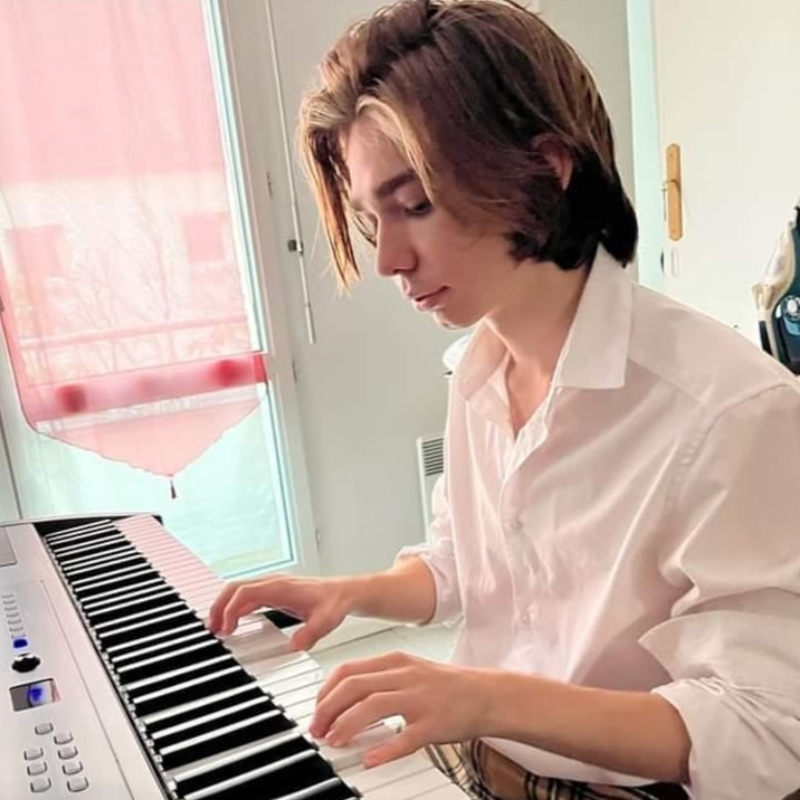 Kinoa Kiwi jouant du piano - Portrait créatif de Kyllian Tissier, compositeur et développeur web